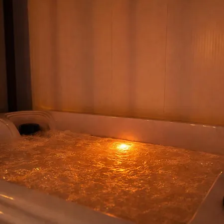 Jacuzzi Et Cinéma, 1 * Mérignac